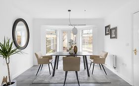 Luxurious 3 Bed House In Braintree Town With Free Parking With Sky Sports, Netflix And More